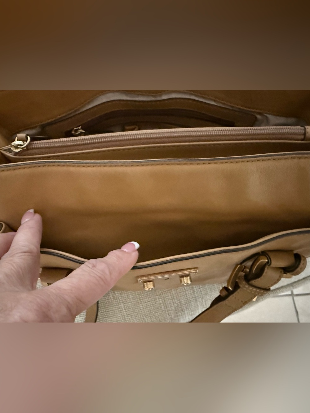 MICHAEL KORS Gosford Satchel Bag tan leather. Shoulder Bag with Gold hardware - Picture 13 of 15